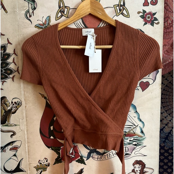 Woman’s wrap top - Picture 1 of 3